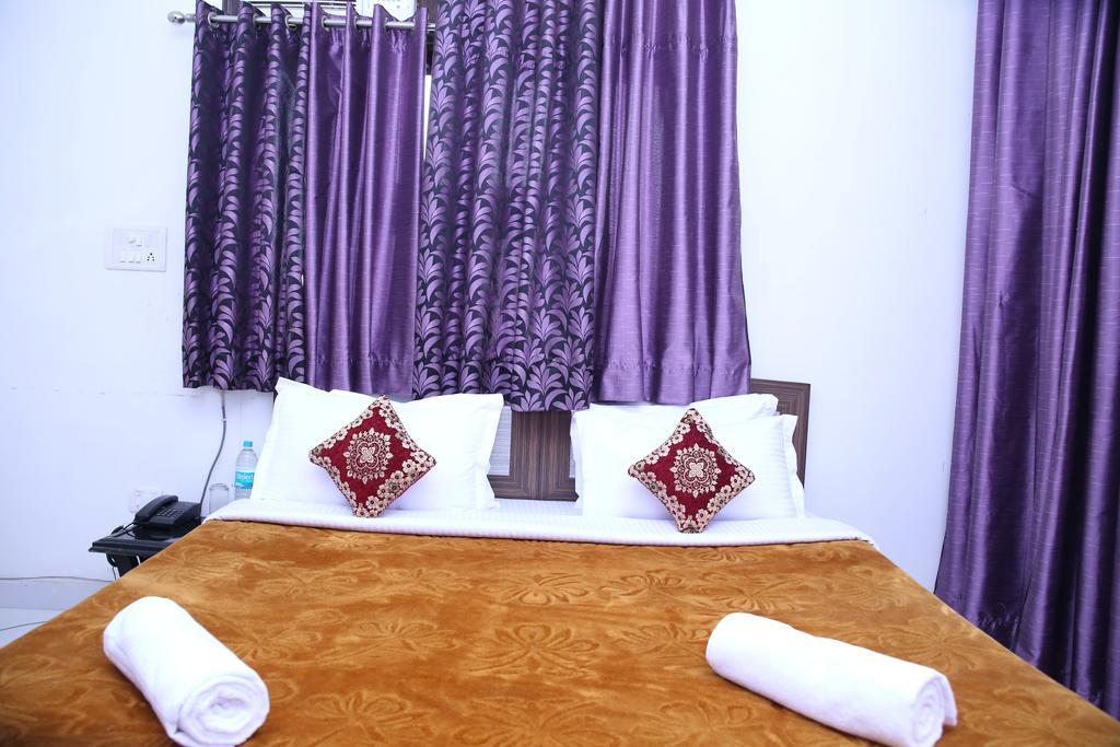 Hotel Airport Land New Delhi Room photo
