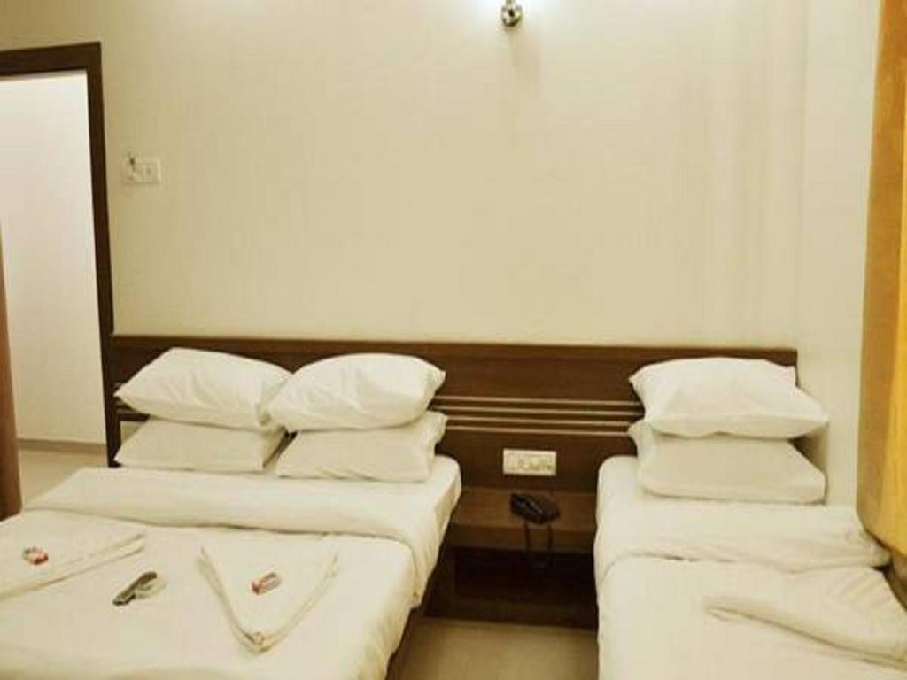 Hotel Airport Land New Delhi Room photo
